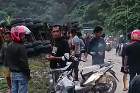 Diduga Rem Blong, Truk Trailer Terlibat Kecelakaan Beruntun dengan Mobil dan 6 Motor di Lampung