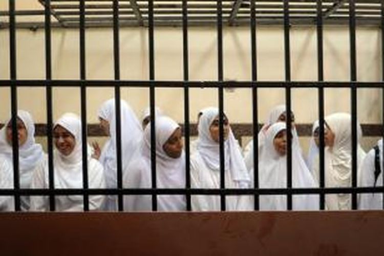 Puluhan anggota perempuan Ikhwanul Muslimin ini dijatuhi hukuman penjara 21 tahun oleh sebuah pengadilan di Kairo, Mesir, Kamis (28/11/2013).