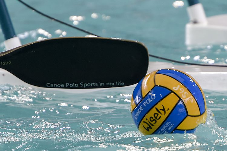 Atlet kano polo putra bersiap mengikuti pertandingan eksibisi Asian Games 2018 di Jakabaring Aquatik Center, Jakabaring Sport City (JSC), Palembang, Sumatera Selatan, Selasa (28/8/2018). Tahun ini menjadi tahun pertama diperkenalkannya kano polo di Asian Games dalam bentuk pertandingan eksibisi yang diikuti delapan tim putra dan tujuh tim putri.