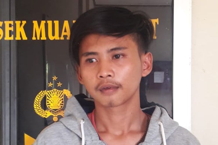 Frengki Pratama (20)saat diamankan di Polsek Muara Rupit, lantaran memukul Muhammad (60) ketika sedang shalat di Mushala. 