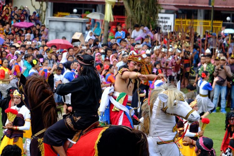 Tari kolosal berjudul Babad Tanah Mantyasih ini menjadi bagian prosesi Grebeg Gethuk pada puncak perayaan HUT ke 1.112 Kota Magelang, Jawa Tengah, Minggu (15/4/2018).