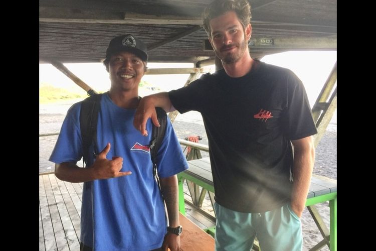 Seorang pelatih selancar asal Bali, Made Segara Putra, membuat heboh masyarakat baru-baru ini karena mengunggah fotonya dengan aktor Amerika Serikat, Andrew Garfield.