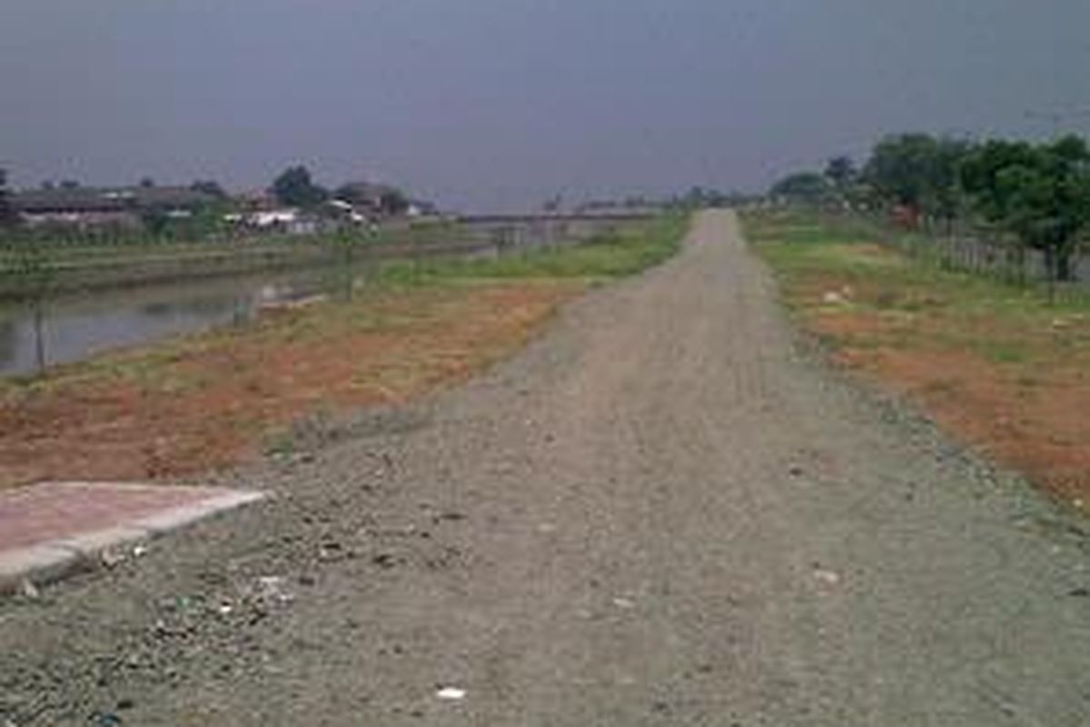 Jalan di sepanjang area kanal banjir timur atau BKT yang akan dijadikan sebagai taman dan jalur inspeksi sepeda. Hingga saat ini, Kamis (4/3/2010), proyek pembangunan taman dan jalur inspeksi sepeda tersebut sedang dalam proses pengerjaan. 