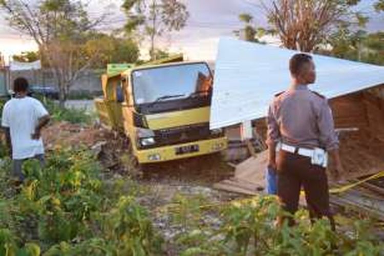 Tak mampu berjalan di jalan tanjakan, sebuah mobil truk meluncur mundur dan langsung melindas seorang buruh bangunan yang berada di bawah jalan tanjakan di jalan raya Palagimata. 