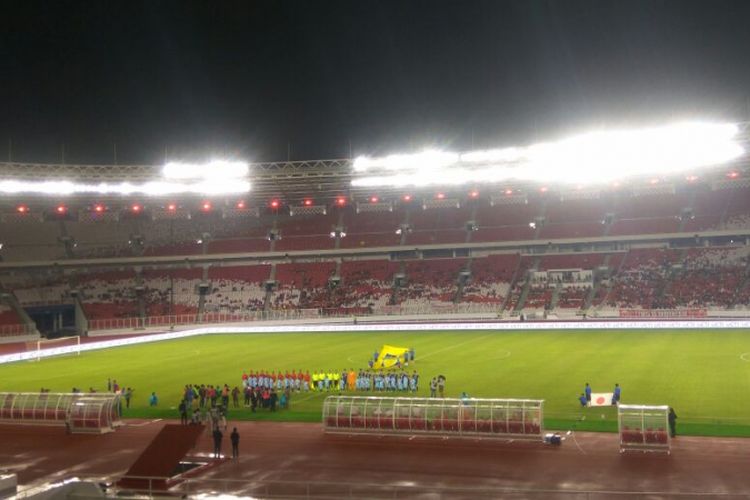 Para pemain timnas U-19 Indonesia dan timnas U-19 Jepang berpose jelang laga uji coba antara kedua tim di Stadion Utama Gelora Bung Karno, Minggu (25/3/2018).