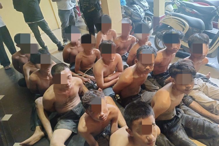 Puluhan remaja yang tergabung dalam geng motor ditangkap saat hendak tawuran di dua lokasi di Kecamatan Medan Marelan, Kota Medan pada Minggu (21/7/2024). 