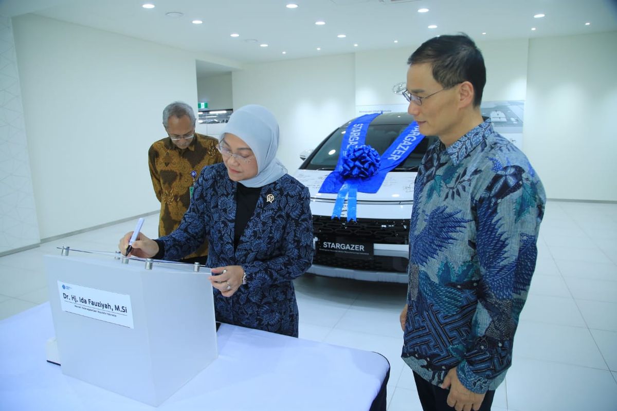 Menaker Ida Fauziyah menyambangi pabrik Hyundai Motor Manufacturing di Bekasi, Jawa Barat, Kamis (11/5/2023).