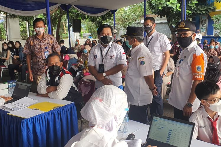 PT Waskita Karya (Persero) Tbk menggelar vaksinasi massal  di Lapangan Institut Bisnis Nusantara (IBN), Jalan Mayjen DI Pandjaitan, Cipinang Cempedak, Jakarta Timur.