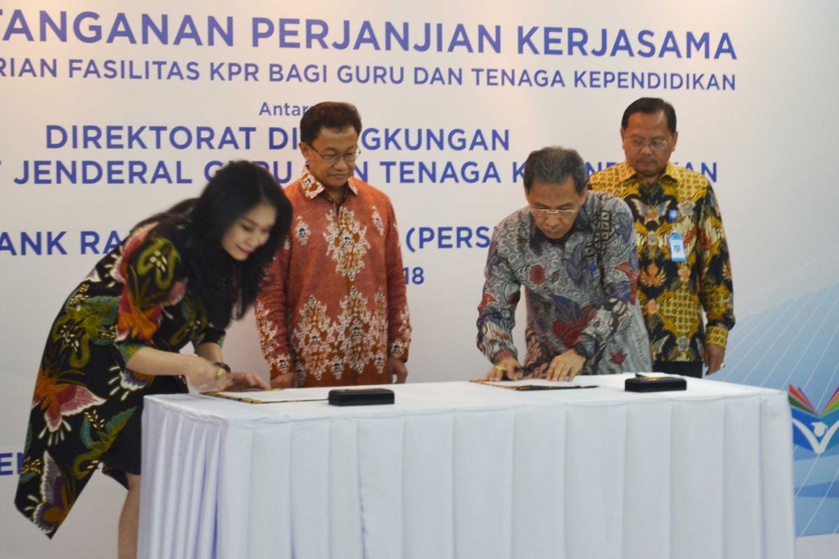 Penandatanganan perjanjian kerjasama antara Kemendikbud dan BRI dalam pemberian fasilitas KPR bagi guru  dalam menyambut Hardiknas (27/4/2018)