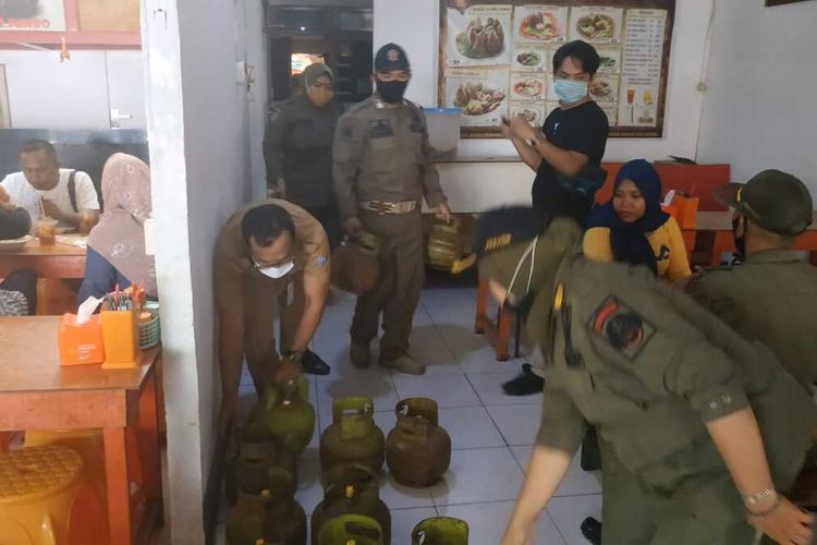 Satu rumah makan di kawasan Jalan Panglima Aim, Kecamatan Pontianak Timur, Kota Pontianak, Kalimantan Barat, kedapatan menggunakan dan menyimpan sebanyak 25 tabung gas elpiji 3 kilogram atau gas melon bersubsidi. Kasi Pembinaan dan Penyuluhan Satpol PP Kota Pontianak, Muhamad Ishak mengatakan, terungkapnya satu rumah makan menggunakan 25 tabung gas elpiji 3 kilogram tersebut setelah dilakukan razia yang melibatkan sejumlah aparat terkait.