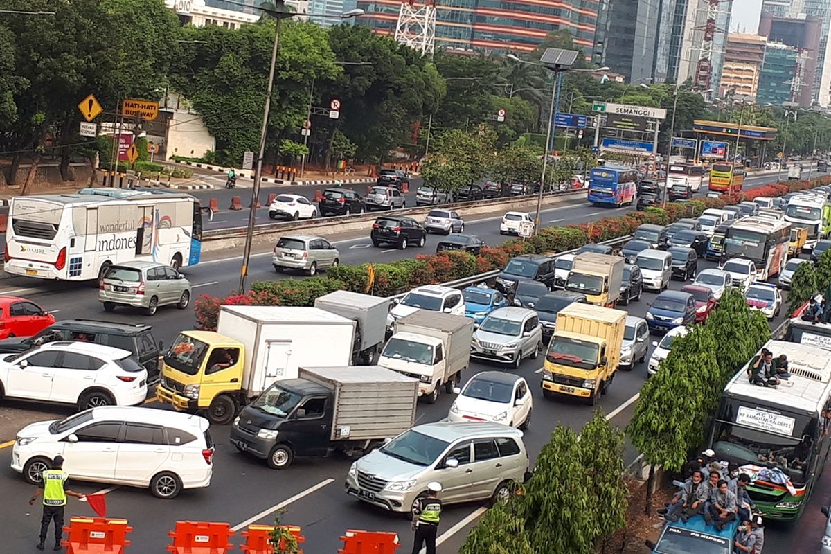 Ruas tol dalam kota Cawang-Grogol dialihkan akibat adanya aksi unjuk rasa di depan gedung DPR/MPR Republik Indonesia, Jalan Gatot Subroto, Jakarta Selatan, Selasa (24/9/2019).