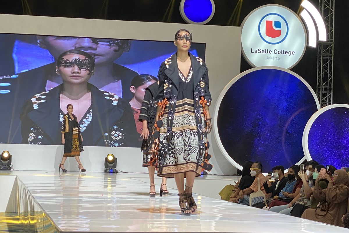 LaSalle College Jakarta menggelar fashion show bertajuk Sphere: An Orb of Immense Creativities di Senayan City Hall, Jakarta pada 19 Agustus 2022.