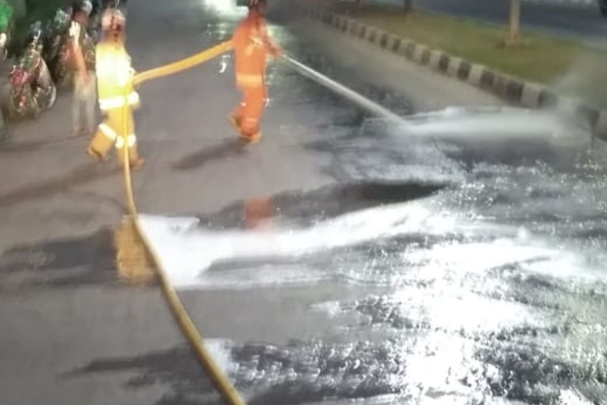 Ada Oli Tumpah di Jalan Pulo Lentut, Kawasan Industri Pulo Gadung, Cakung, Jakarta Timur Pengendara Harap Hati-Hati Saat Melintas, Selasa (20/8/2019).