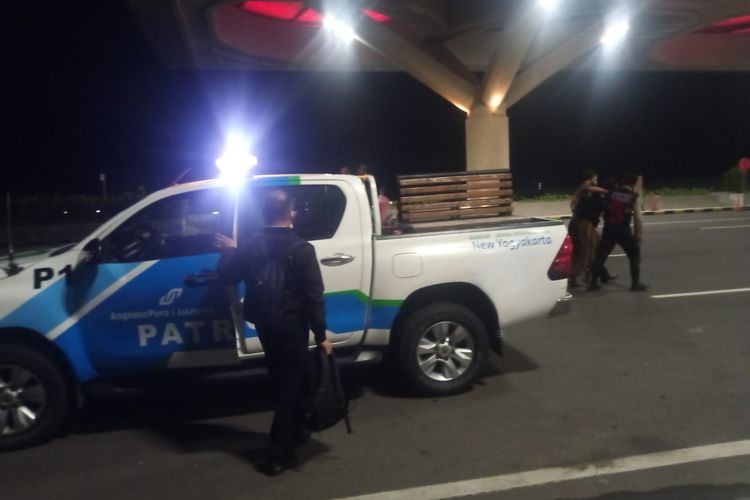 Seorang pria diduga memiliki gangguan jiwa (ODGJ) berhasil ditangkap setelah menerobos penjagaan keamanan Bandara Yogyakarta International Airport (YIA) Kulon Progo, Jumat (5/5/2023) malam.