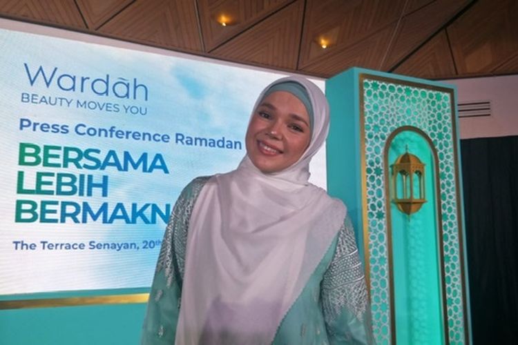 Dewi Sandra di kawasan Asi Afrika, Jakarta Pusat, Senin (20/3/2023):