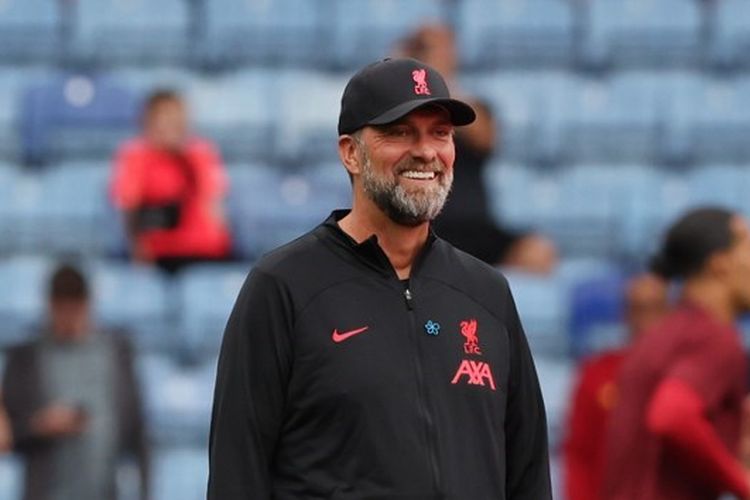 Ekspresi Juergen Klopp menjelang laga Liverpool vs Manchester City pada ajang Community Shield 2022 di King Power Stadium, Sabtu (30/7/2022). Terkini, Juergen Klopp gagal membawa Liverpool meraih kemenangan pada matchday pertama Liga Champions 2022-2023 kontra Napoli, Kamis (8/9/2022) dini hari WIB. Laga Napoli vs Liverpool yang berlangsung di Stadion Diego Armando Maradona itu berakhir dengan skor 4-1 untuk kemenangan tim tuan rumah.