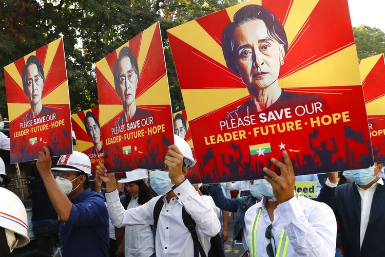 Demonstran Myanmar memegang poster dengan gambar pemimpin Myanmar yang digulingkan Aung San Suu Kyi ketika mereka mengadakan pawai protes anti-kudeta di Mandalay, Myanmar Senin (15/2/2021).