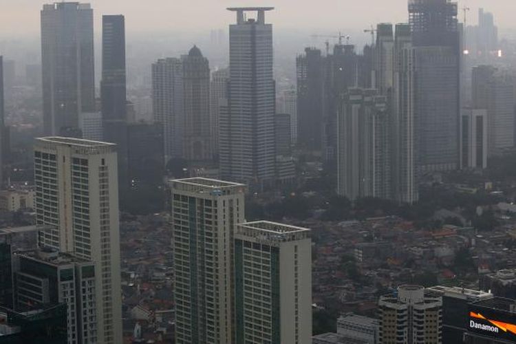 Suasana pembangunan gedung bertingkat tingkat tinggi atau high rise di Jakarta, Kamis, (10/11/2016). Pembangunan ini meliputi perkantoran, apartemen, dan hotel.