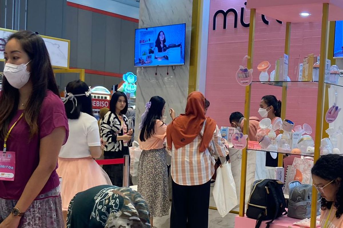Suasana pameran kebutuhan ibu, anak, dan bayi (IMOBY) di Bandung, belum lama ini. 
