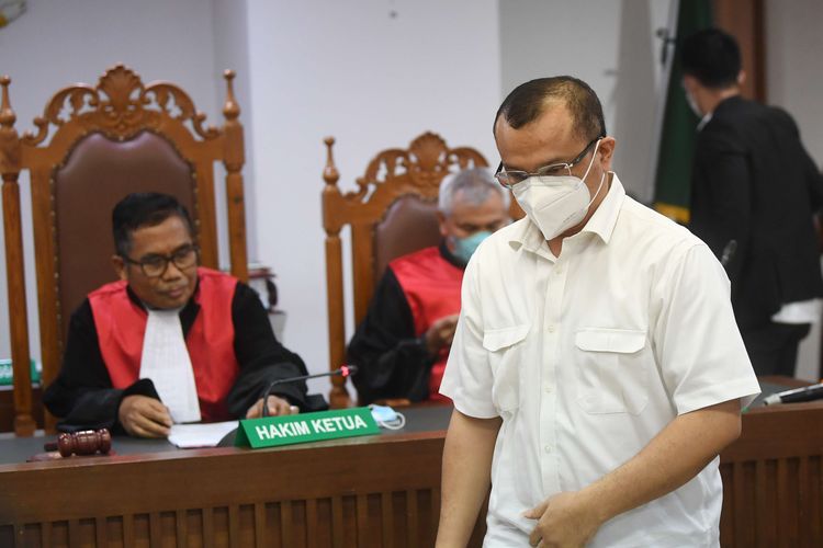 Terdakwa kasus dugaan penistaan agama Ferdinand Hutahaean menjalani sidang pembacaan vonis di PN Jakarta Pusat, Jakarta, Selasa (19/4/2022). Majelis Hakim menjatuhkan vonis lima bulan penjara kepada Ferdinand terkait kasus tulisan ''Allahmu lemah'' di akun media sosialnya.