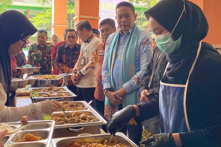 Tinjau Uji Coba MBG Prasmanan, Wali Kota Malang Ingatkan Manajemen Waktu Belajar