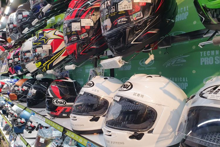 Ricoland Tokyo Bay menyediakan beragam helm, apparel dan komponen motor.