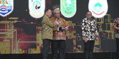 Mampu Kendalikan Inflasi, Pj Gubernur Papua Barat Terima Piala Apresiasi di HUT Ke-13 KompasTV