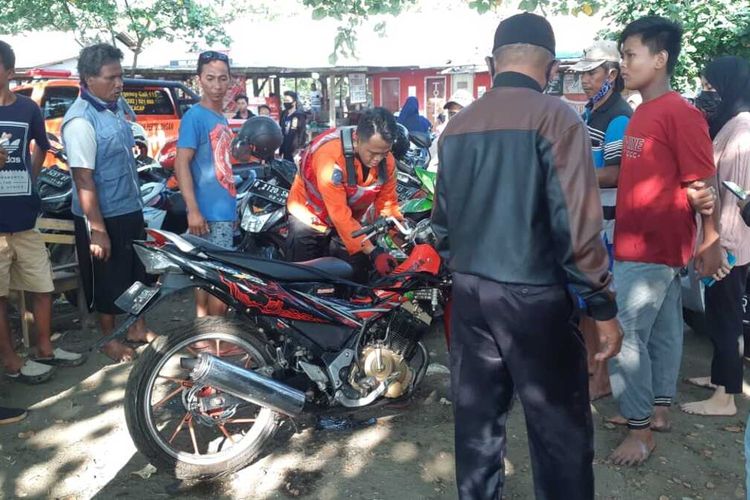 Tim SAR mengevakuasi motor korban yang tenggelam di Pantai Teluk Penyu, Kabupaten Cilacap, Jawa Tengah, Minggu (11/4/2021).