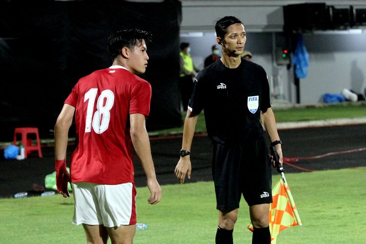Salah satu asisten wasit Indonesia yang berlisensi FIFA, Bangbang Syamsudar.