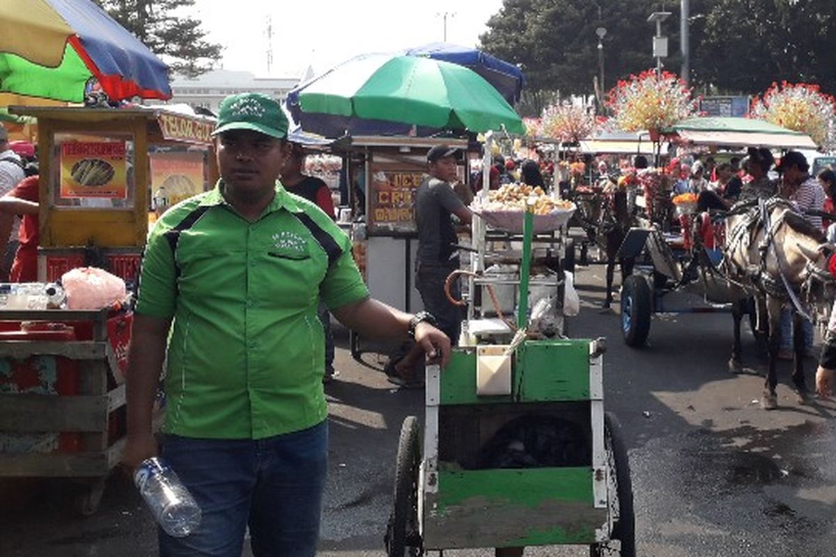 Pedagang Kaki Lima (PKL) di Jalan Lada, Kota Tua, Tamansari, Jakarta Barat ramai berjajar di pintu Taman Fatahillah pada musim libur Lebaran seperti pada Rabu (20/6/2018). 