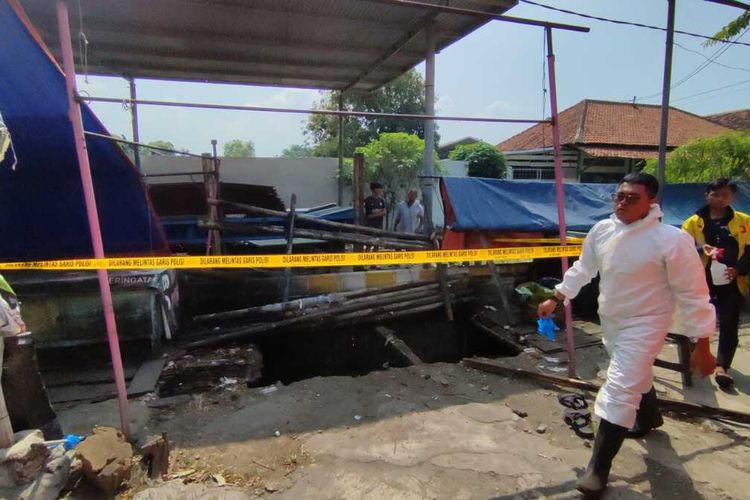 Tim INAFIS mengamankan temuan mayat di Jalan Majapahit Semarang, Jumat (23/6/2023).