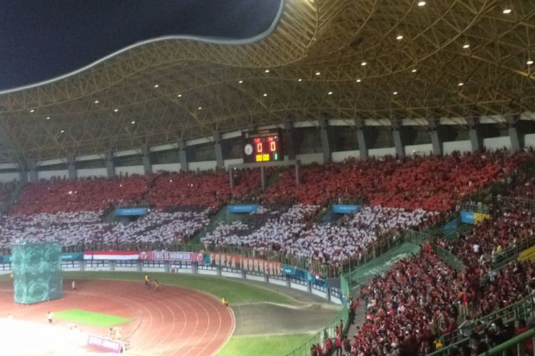 Koreografi suporter membentuk angka 73 di tribune utara Stadion Patriot pada laga Timnas U-23 Indonesia vs Laos, 17 Agustus 2018.