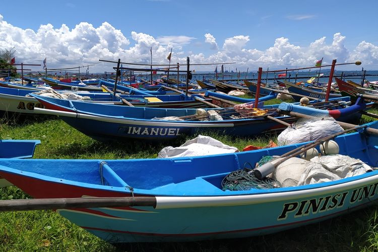 Kapal nelayan ditambatkan di Pantai Teluk Penyu, Kabupaten Cilacap, Jawa Tengah, 6 April 2022.