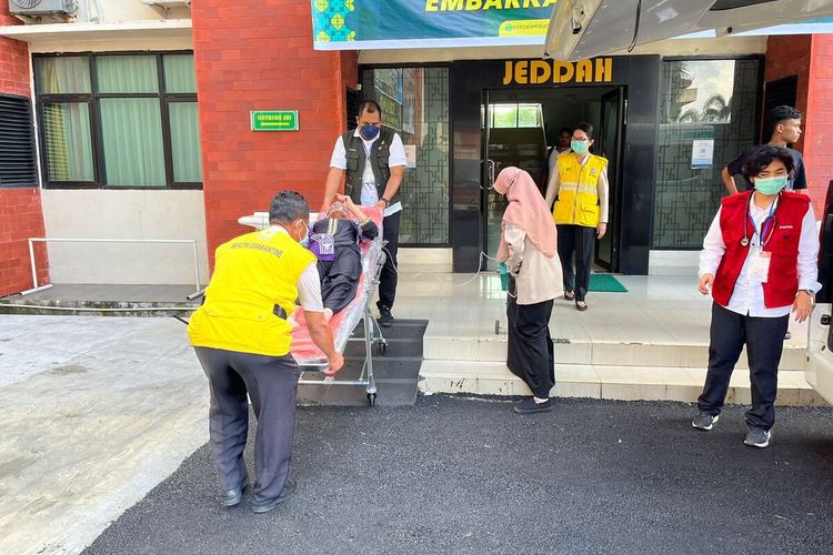 Calon Jemaah Haji (CJH) kloter 2 Palembang bernama Nurseha binti Umar (52) mengalami sakit saat berada di Asrama. Ia pun dilarikan ke rumah sakit untuk menjalani perawatan, namun Nurseha dinyatakan meninggal pada Senin (13/5/2024) malam.