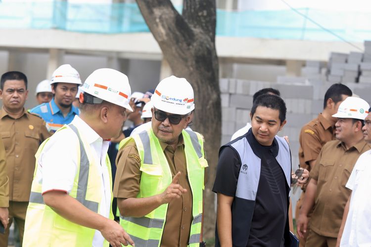 Pj Gubernur Aceh Bustami bersama KONI Pusat saat meninjau pembangunan venue pembukaan PON di stadion Harapan Bangsa Banda Aceh, Selasa (26/3/2024) 