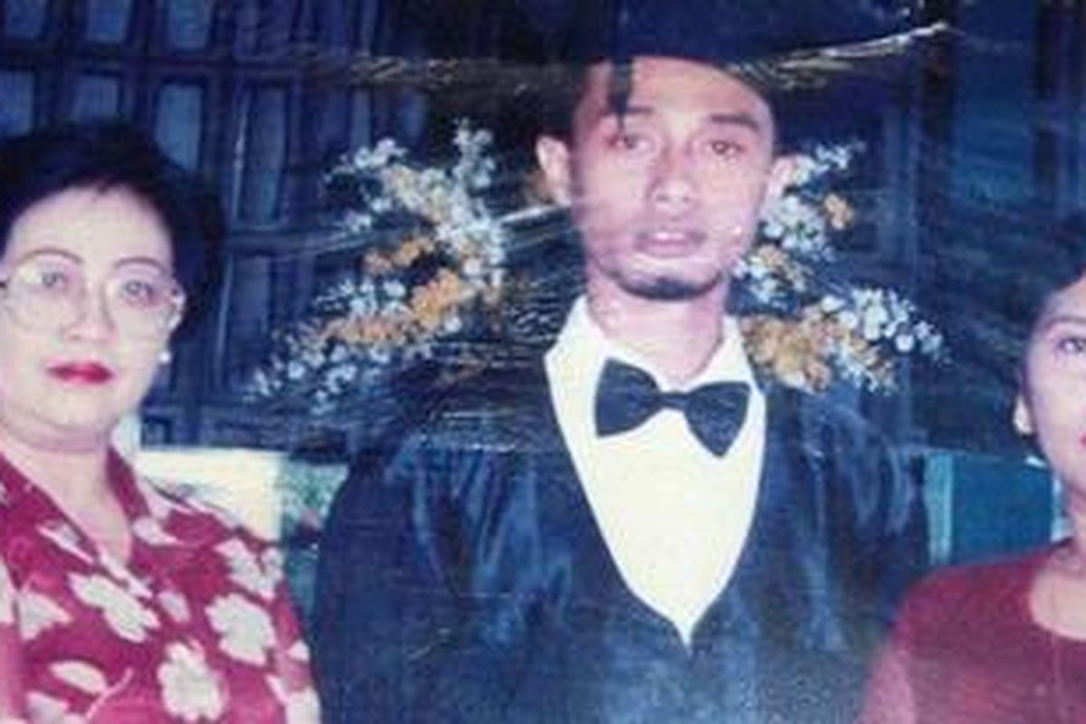 Dari kiri: Mamik, tante Arie, Yusuf Arie Wibowo dan Yayuk, ibu Arie. Foto saat Arie wisuda. Sabtu (12/5/2012). 