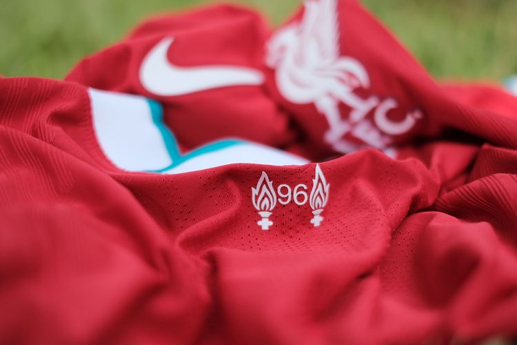 Penghormatan ke 96 korban Tragedi Hillsborough di jersey baru Liverpool untuk musim 2020-2021.