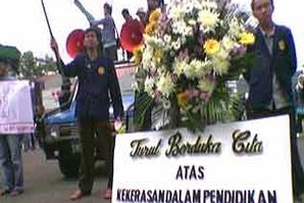 Massa dari Masyarakat Sumedang Peduli Pendidikan saat mengadakan aksi simpatik, di kampus Institut Pemerintahan Dalam Negeri Sumedang, Jawa Barat. Mereka menentang kekerasan di kampus IPDN yang terakhir menewaskan Praja Madya Cliff Muntu.