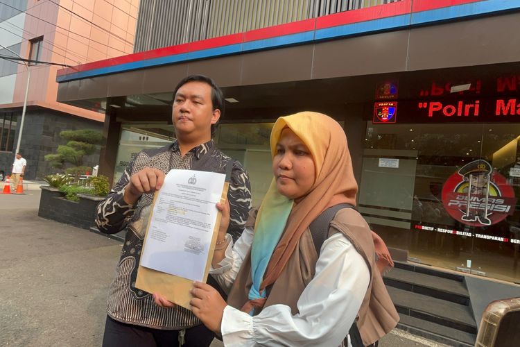 KontraS dan LBH Padang melaporkan Kapolda Sumbar Irjen Suharyono ke Divisi Propam Polri, Mabes Polri, Jakarta, Rabu (3/7/2024). 