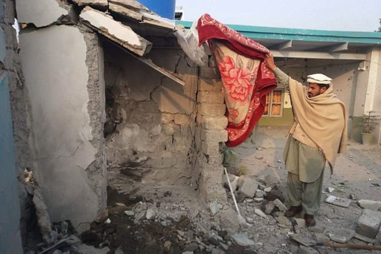 Seorang pria menunjukkan kediaman seorang komandan Taliban yang hancur diserang drone AS di wilayah utara Pakistan pada Rabu (24/1/2018).
