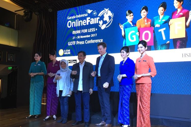 Peluncuran Garuda Online Travel Fair oleh Direktur Marketing dan IT Garuda, Nina Sulistyowati; Staff Khusus Menteri Bidang Infrastruktur Kementerian Pariwisata, Judi Rifajantoro; dan Direktur Retail Banking and Wealth Management HSBC Indonesia, Blake Hellam