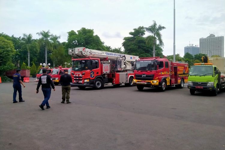 Sejumlah kendaraan berat yang terparkir di halaman Balai Kota Surabaya disiapkan untuk membantu penanganan erupsi Gunung Semeru di Lumajang, Jawa Timur, Minggu (5/12/2021).