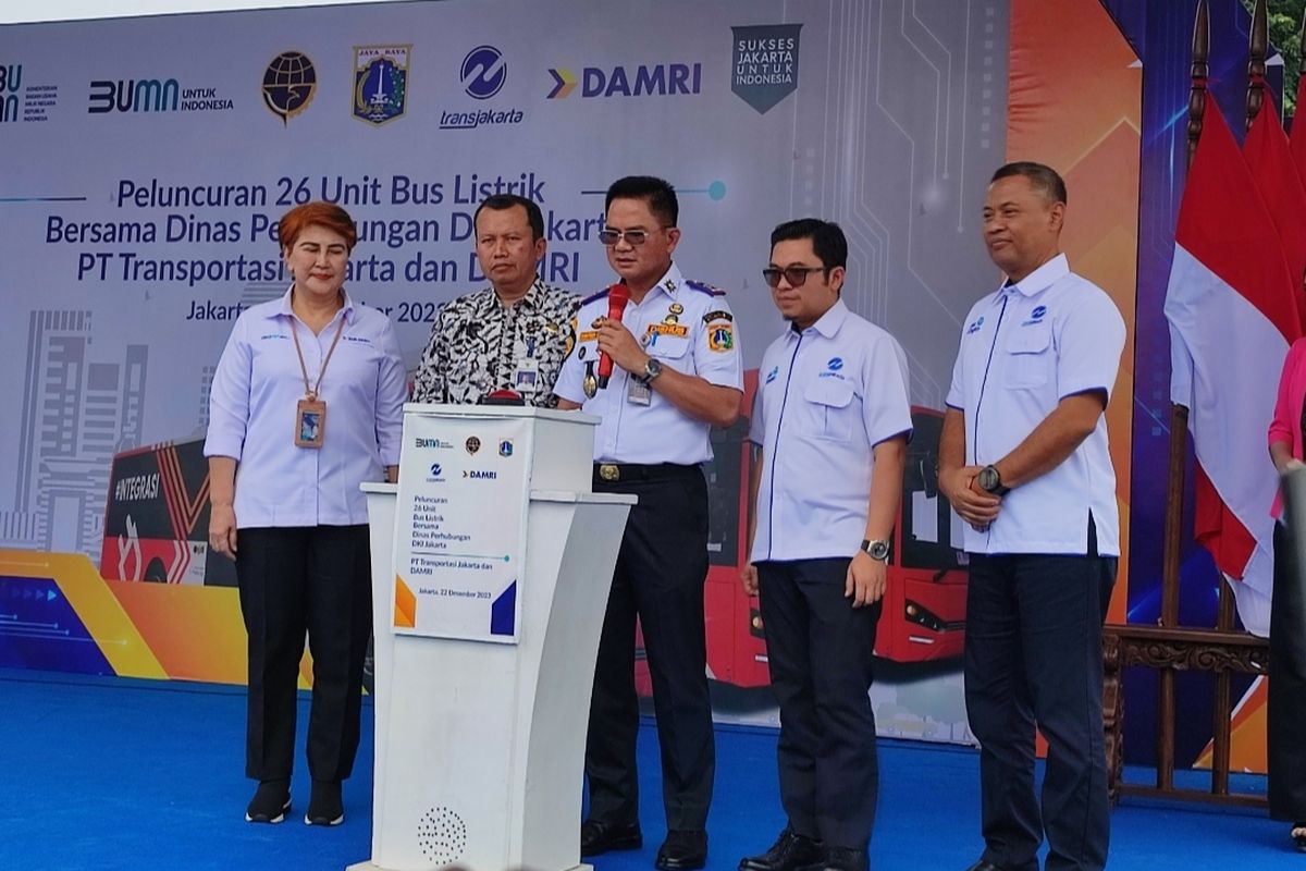 Kepala Dinas Perhubungan DKI Jakarta, Syafrin Liputo saat meluncurkan 26 bus listrik Transjakarta di Silang Monas, Jakarta, Jumat (22/12/2023).