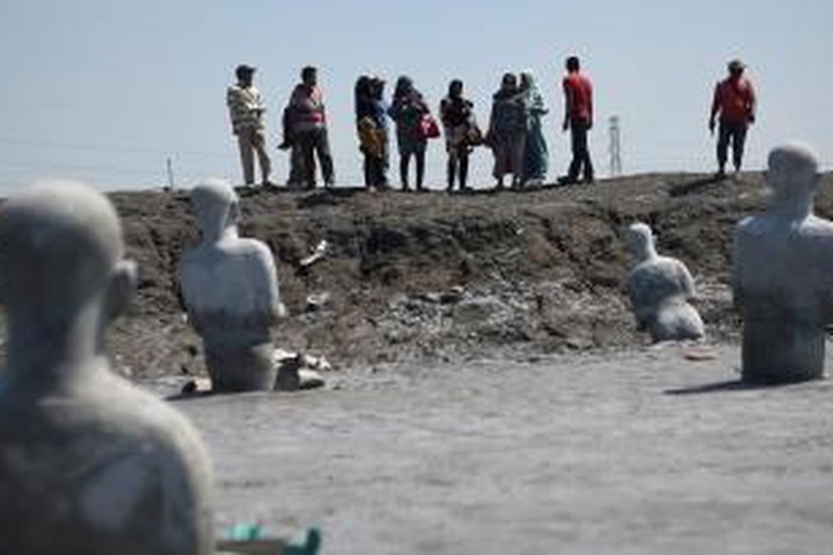 Wisatawan berada di kolam lumpur Lapindo yang di pasangi instalasi berjudul Survivor di Desa Siring, Kecamatan Porong, Sidoarjo, Jawa Timur, Kamis (28/5/2015). HIngga saat ini masih menyisakan permasalahan ganti rugi warga yang menjadi korban.



Kompas/Bahana Patria Gupta (BAH)

28-05-2015