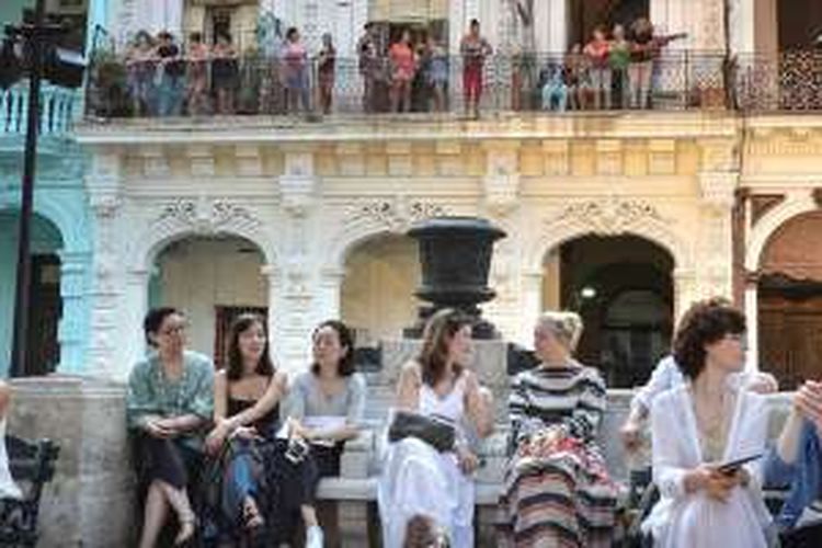 Suasana lokasi pergelaran busana Chanel di Kuba. 