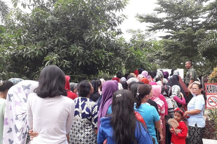 Antrian pembelian pangan murah di RPTRA Intiland Teduh Rawa Belong, Jakarta Barat pada Rabu (14/2/2018).