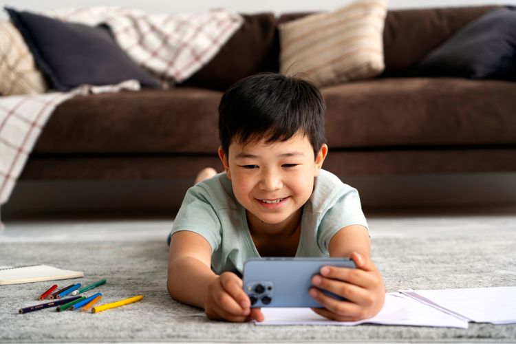 Bolehkah anak main gadget saat bonding time dengan orangtua? Simak penjelasan psikolog selengkapnya.