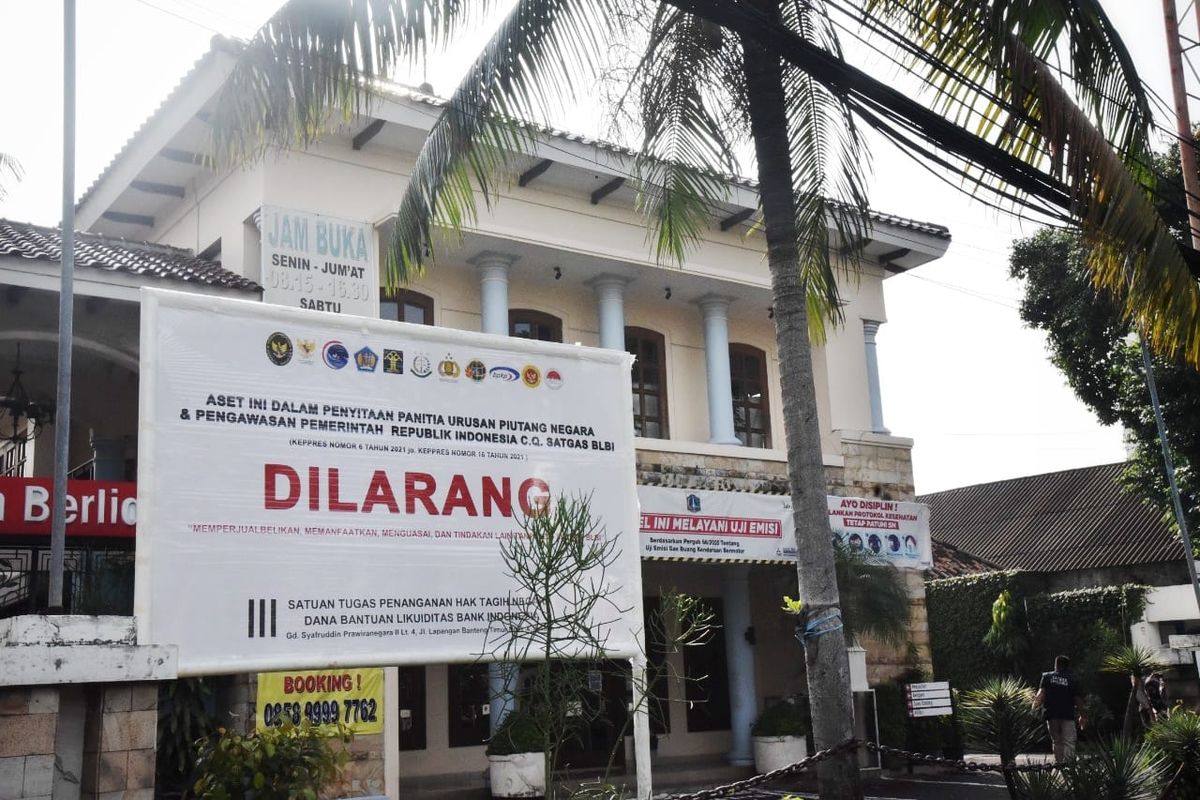 Tanah beserta bangunan milik obligor BLBI Ulung Bursa yang disita Satgas BLBI di Matraman, Jakarta Timur, Kamis (17/2/2022).