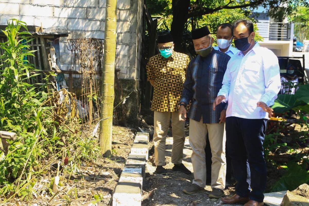 General Manager of CSR SIG Edy Saraya (paling kanan) bersama Ketua YBSM Misbahul Huda (kedua dari kiri), saat meninjau lokasi pembangunan Ponpes Tahfidz Al Quran Ibnu Mas'ud.