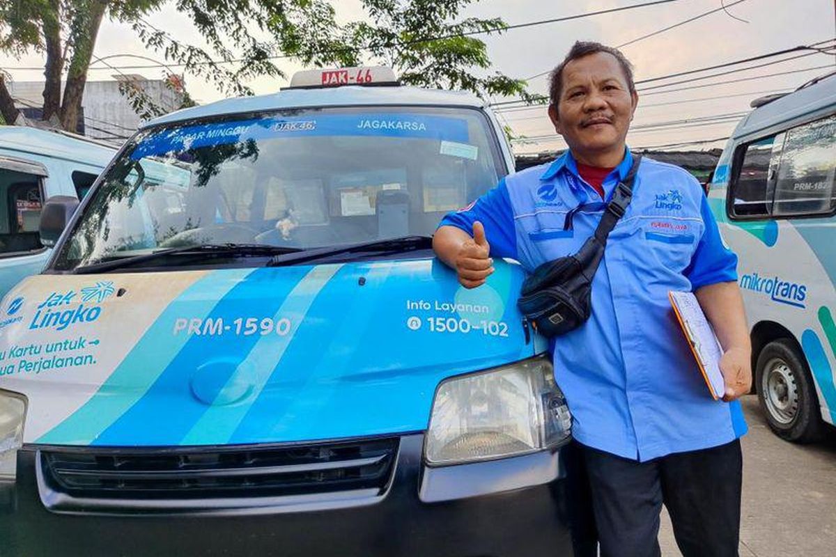 Melinus Zagoto (49), salah satu supir mikrotrans ini datang jauh-jauh dari Nias, Sumatera Utara ke Jakarta untuk bekerja sebagai supir, sejak tahun 1997 silam.